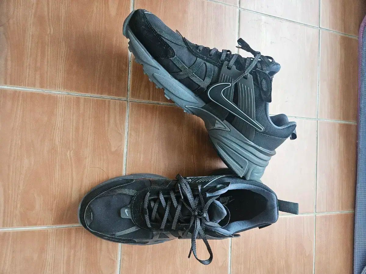 ブラック スニーカー