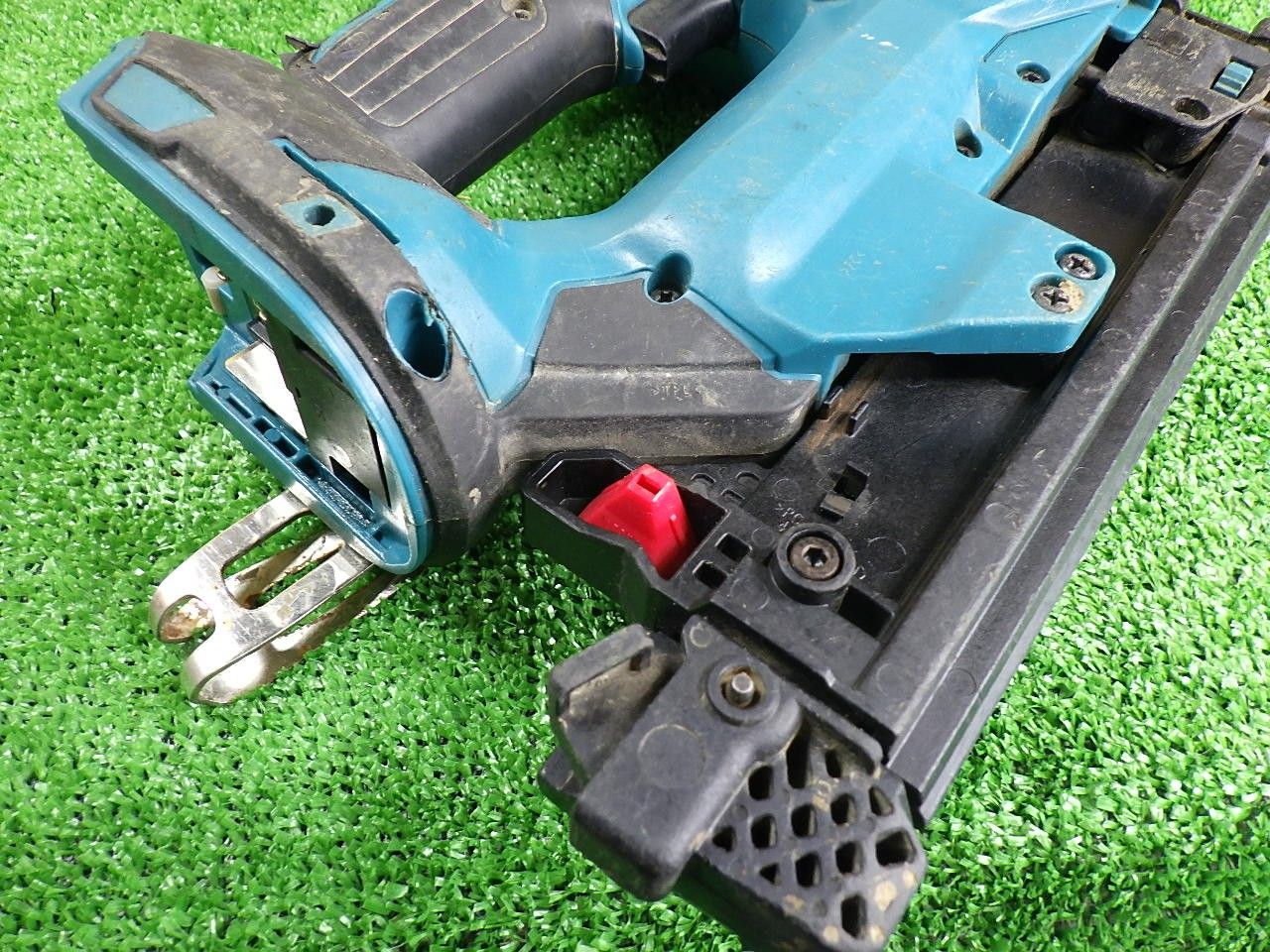 先端パーツ欠損 マキタ 充電式 面木釘打機 FN350D 本体のみ 修理やパーツ取りに ジャンク品 HRDEVELOPMENT_JP