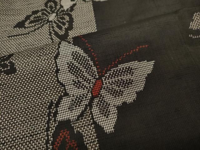 上質な紬 舞蝶文