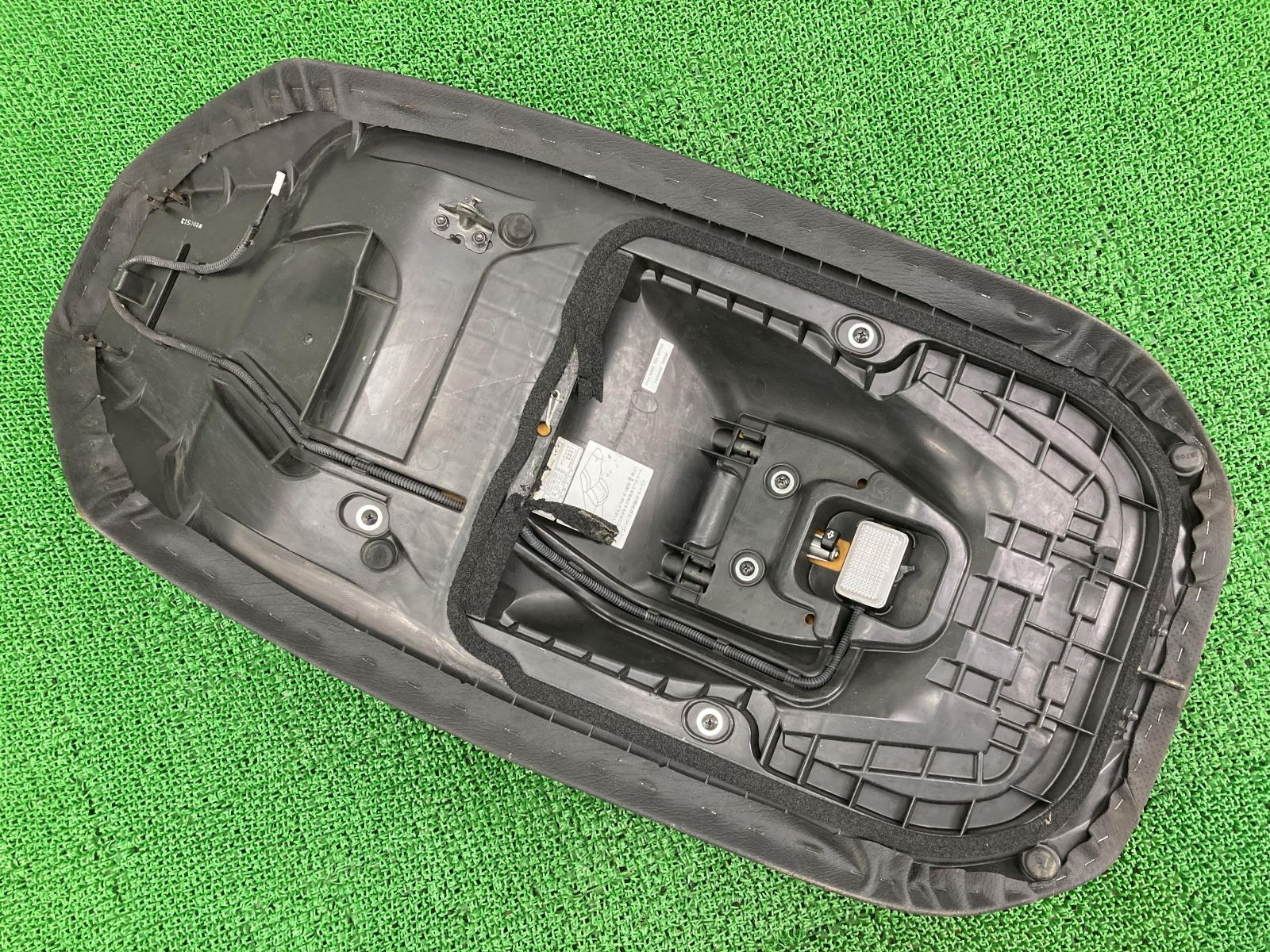 スカイウェイブ250 シート S05H スズキ 純正 中古 バイク 部品 CJ44A