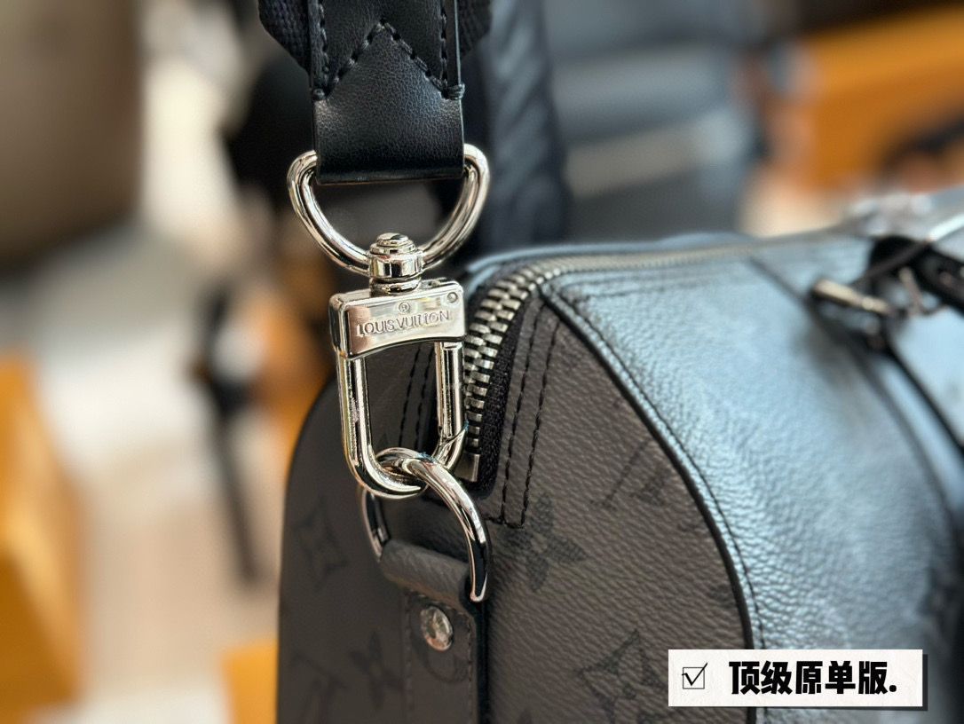 【パールのロゴがゴージャス♡】Louis Vuittonハンドバッグ Louis Vuitton Black & Multicolor Leather Capucines BB