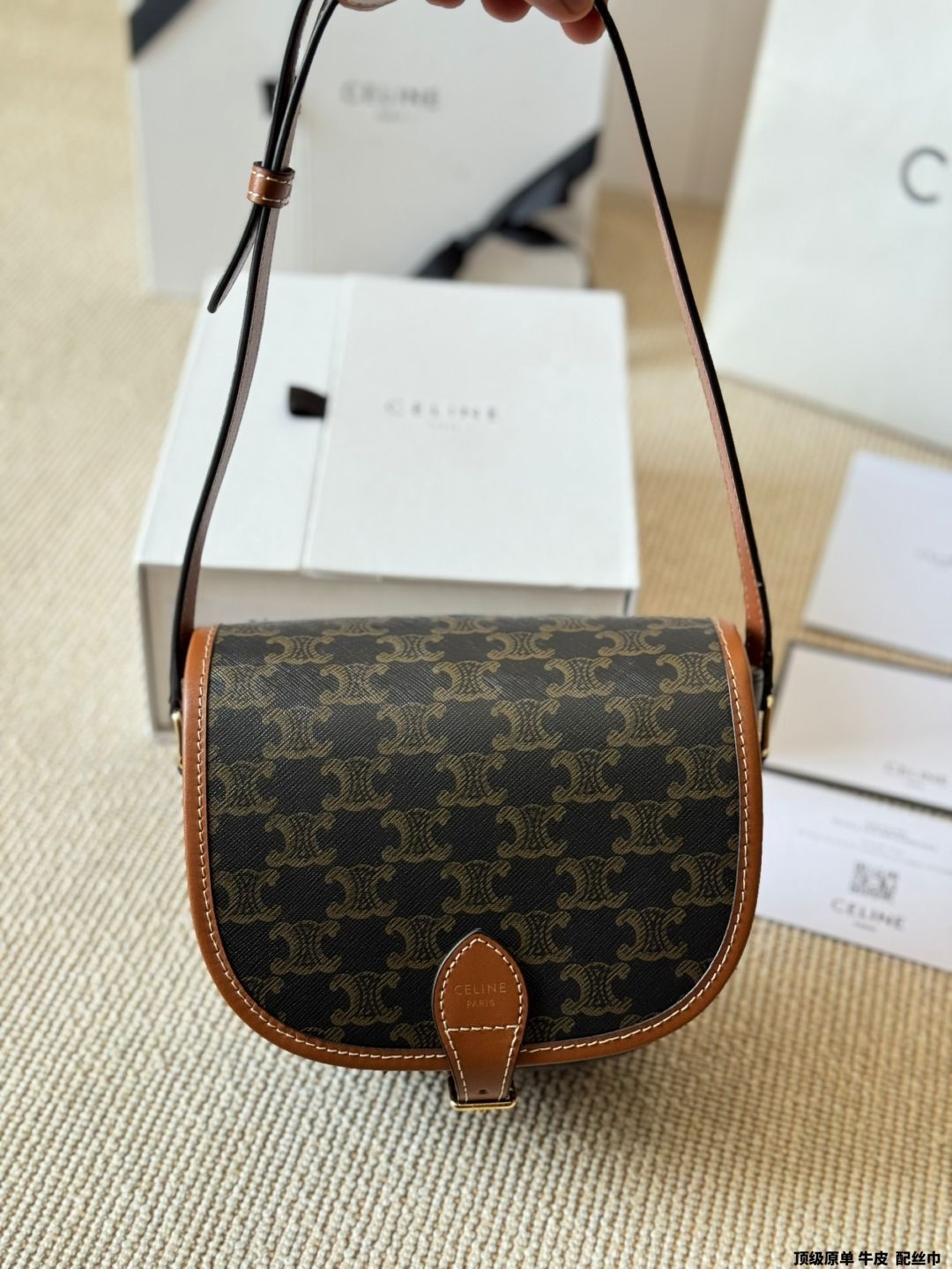 新作☆【CELINE】ミディアムサドルバッグ セリーヌの新作バッグ「タブゥ」乗馬のサドルバッグ着想、“秘密