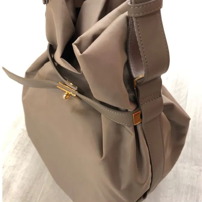 VIOLAd’ORO ヴィオラドーロ 巾着バッグ グレージュ レザー 美品 VIOLAd'ORO ヴィオラドーロ イタリアンWフェイスレザー巾着バッグ