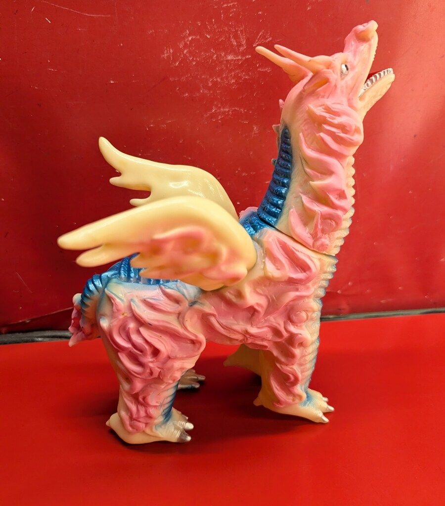  B CLUB ブルマァク復刻 ドドンゴ 蓄光成型 ピンクスプレー 2097 ウルトラマン キャラクター玩具