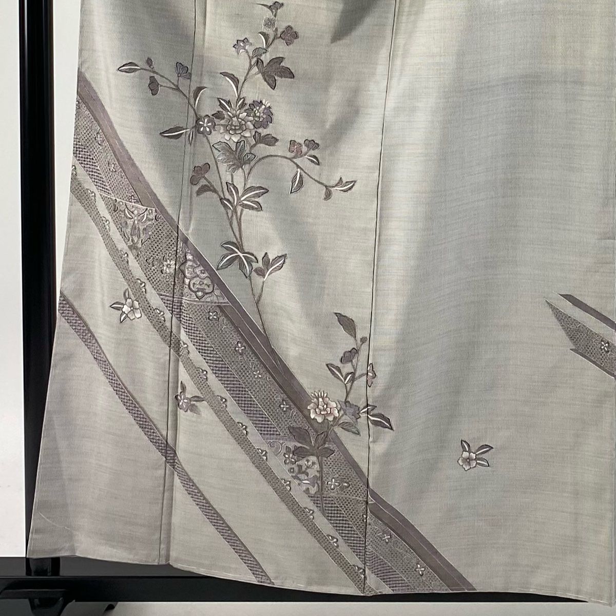 付下げ 身丈160cm 裄丈64cm M 袷 大島紬地 証紙 草花 汕頭刺繍 灰色 正絹