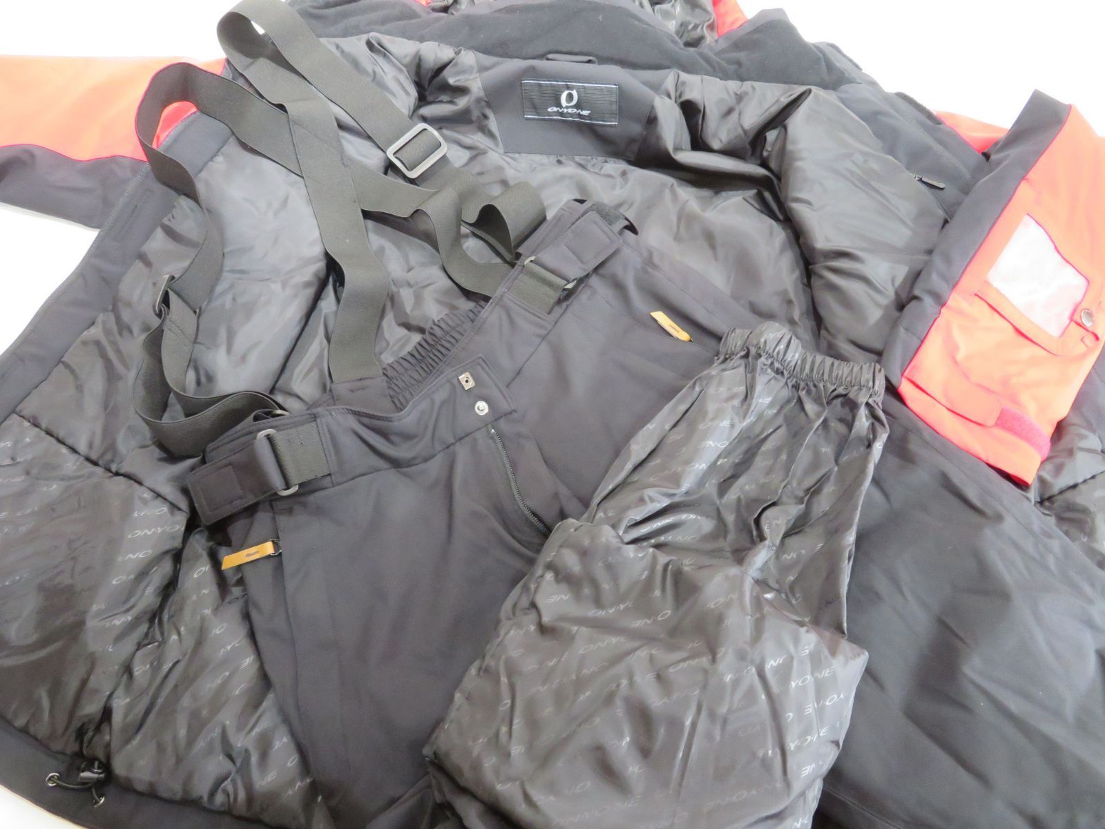 欲しいモノを一括サーチ。 ONYONE メンズスーツ 上下セット スキー スノーボードウェア ONS96510 055x009 Lサイズ 耐水圧10 000mm 収納