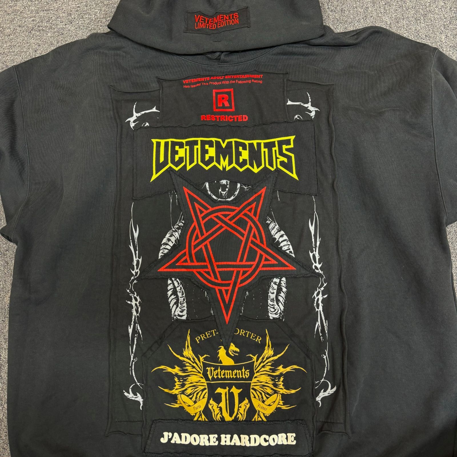 定価195800円 VETEMENTS 21AW HARDCORE PATCHED LOGO HOODIE 