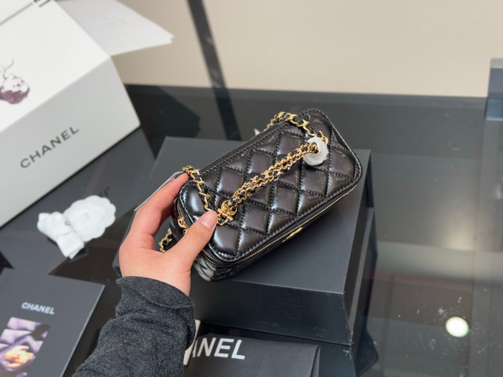 今日特価】Chane Handle Makeup Box シャネ ハンドル メイク
