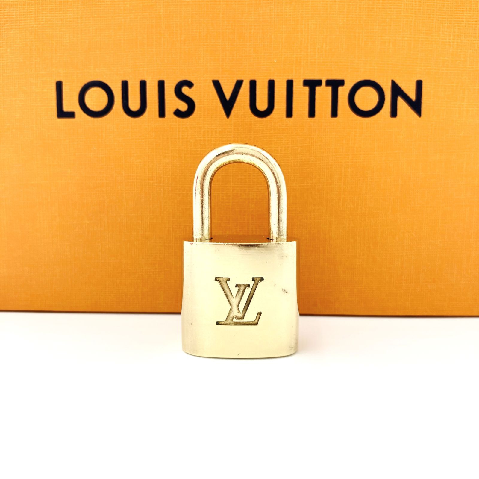 美品 303番 LOUIS VUITTON ルイヴィトン カデナ 鍵付き