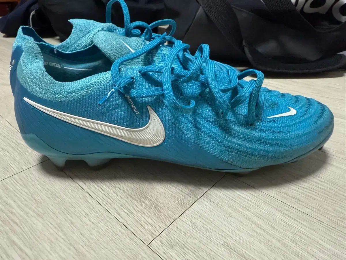 30分着用の美品　値下げ不可NIKE ファントムGX2 27.0 ジュニア 【NIKE】 ナイキ JR PHANTOM GX II ACADEMY FG/MG
