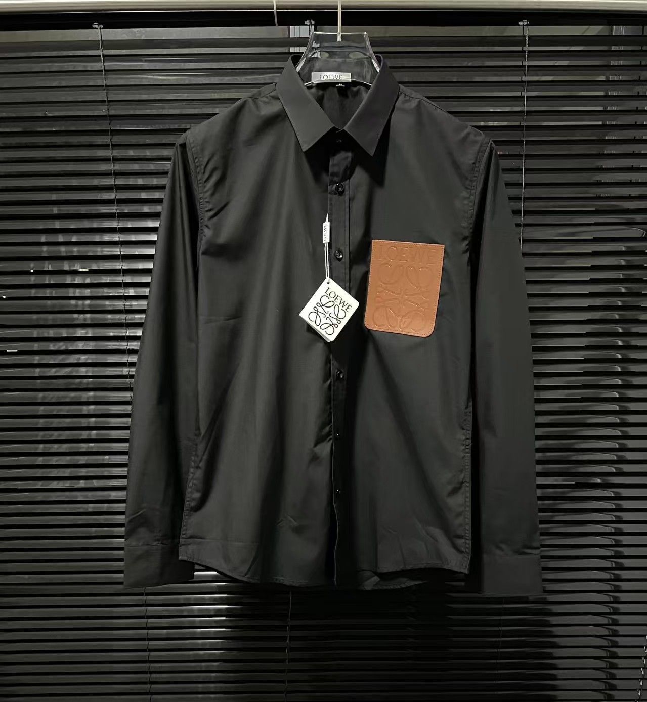 ロエベ ブラックコットンシャツ ロゴ刺繍