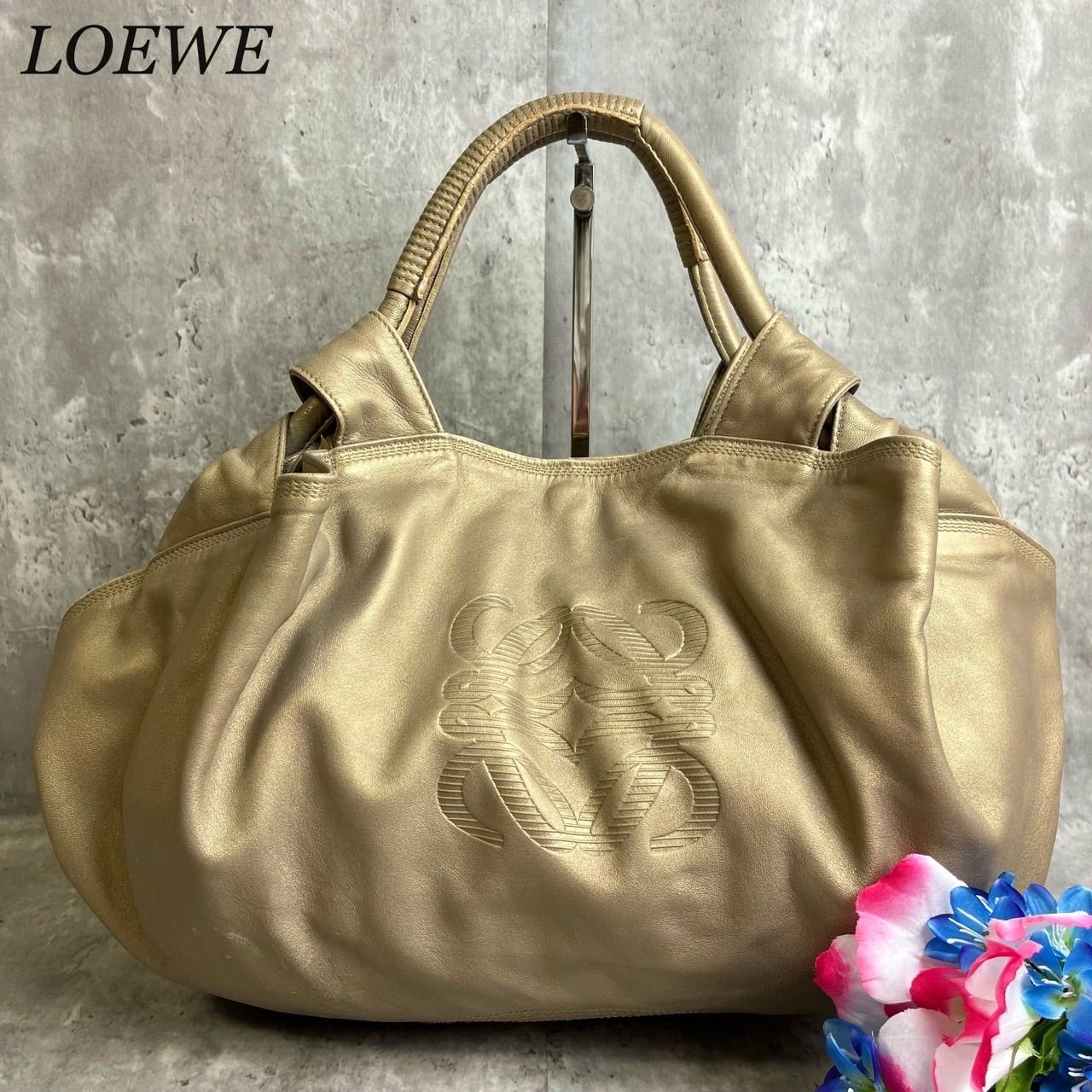 ✨良品✨ LOEWE ロエベ トートバッグ ハンドバッグ アナグラム ナッパアイレ デカロゴ ロゴ型押し ロゴ総柄 ナッパレザー レディース ゴールド  金色 - メルカリ