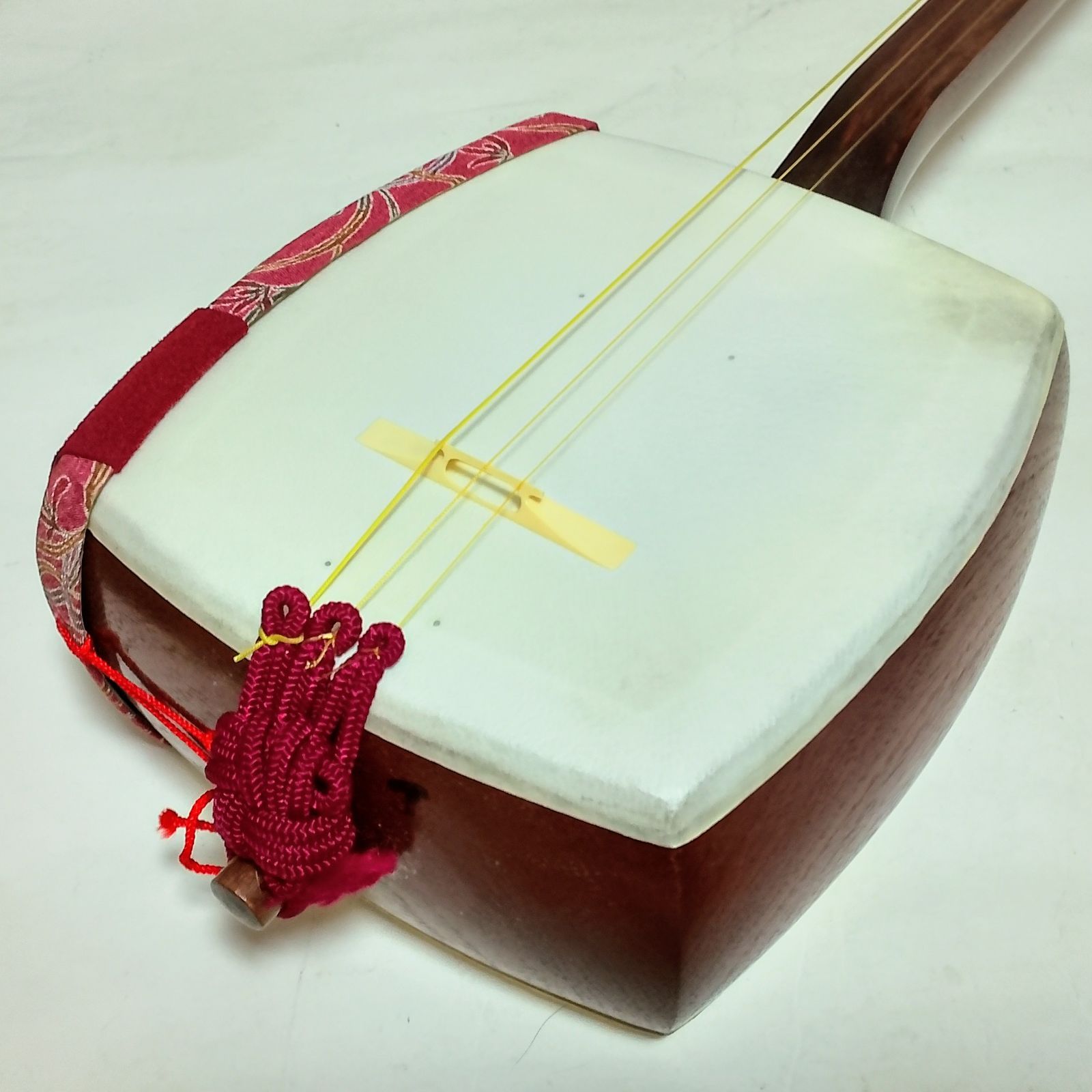 高級　花梨　細棹三本継　三味線　東さわり付き　ハードケース付き 高級 花梨 細棹三本継 三味線 樹脂バチ + ソフトケース付き
