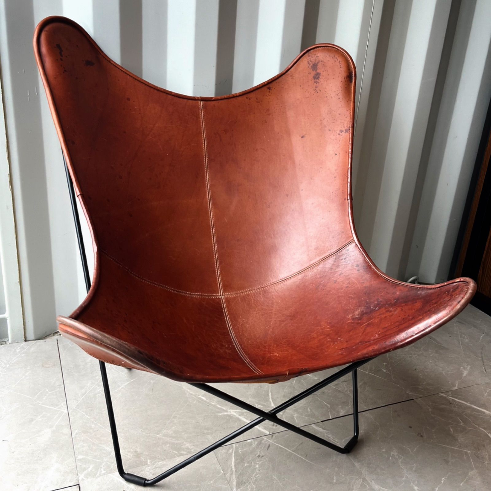 バタフライチェア ブラウン 本革 本革のハンモックとも言える