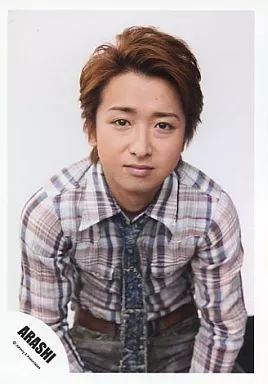 中古】生写真(ジャニーズ) 嵐/大野智/上半身・座り・衣装チェック柄