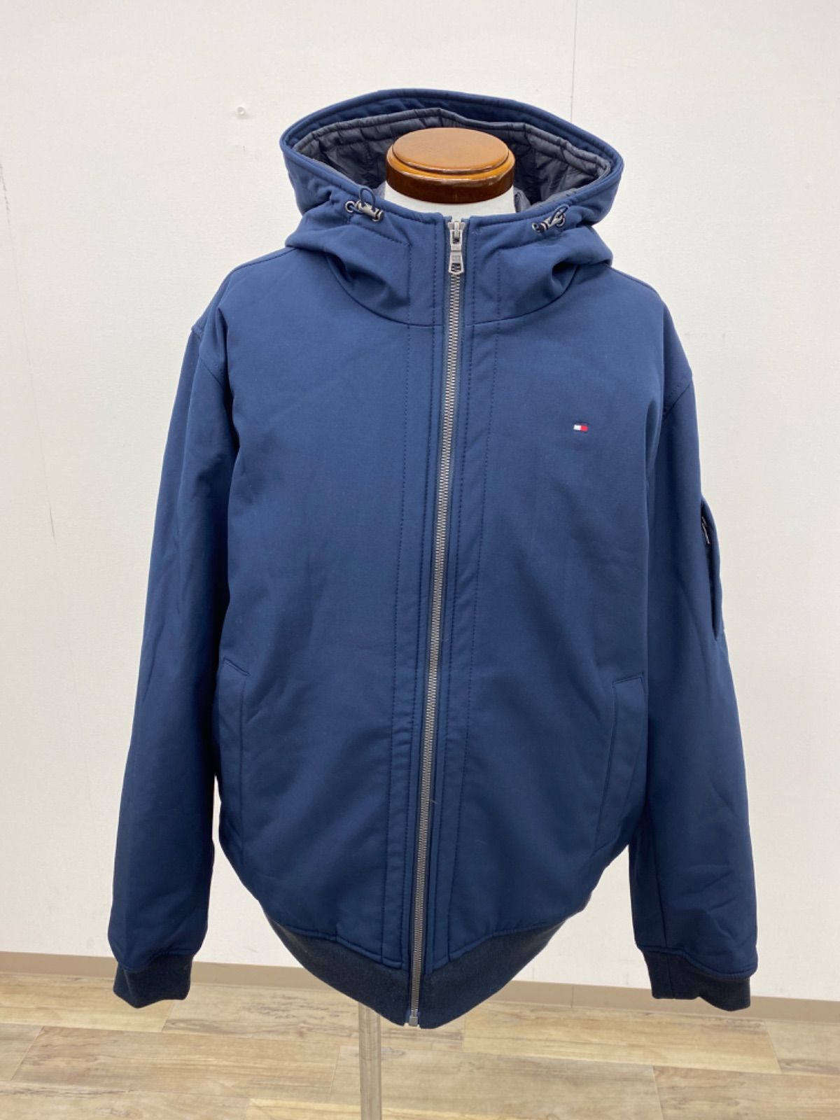 新品 M ☆ トミーヒルフィガー メンズ 中綿 フード ジャケット ネイビー US-S TOMMY HILFIGER 軽量 パフォーマンス  ソフトシェル コストコ - メンズファッション