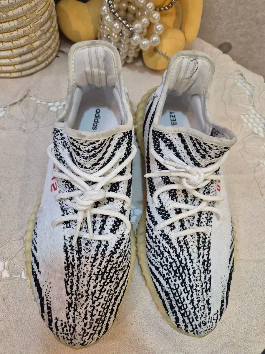 アディダス イージーブースト 350 V2 ゼブラ