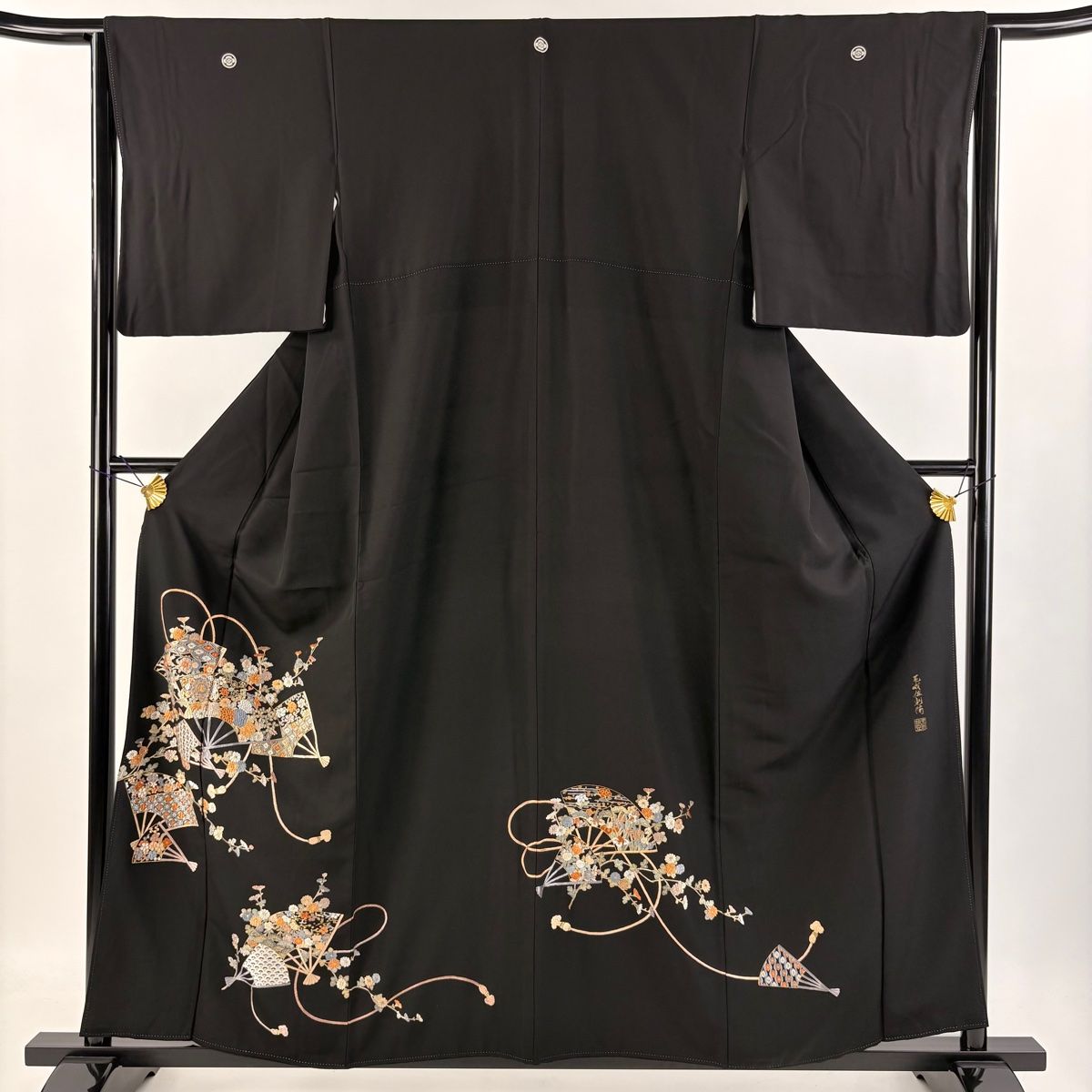 黒留袖 身丈158cm 裄丈64.5cm M 袷 やまと 落款 扇 菊 刺繍 金糸