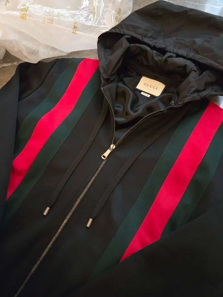 情報が満載。 300万円ジャケット 百貨店 グッチ ウェブ3本線 フードジャージ ジップアップ 品質保証で、高速配送！