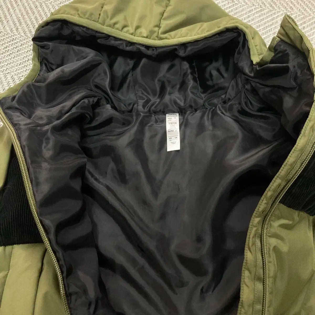 アディダス オリーブ