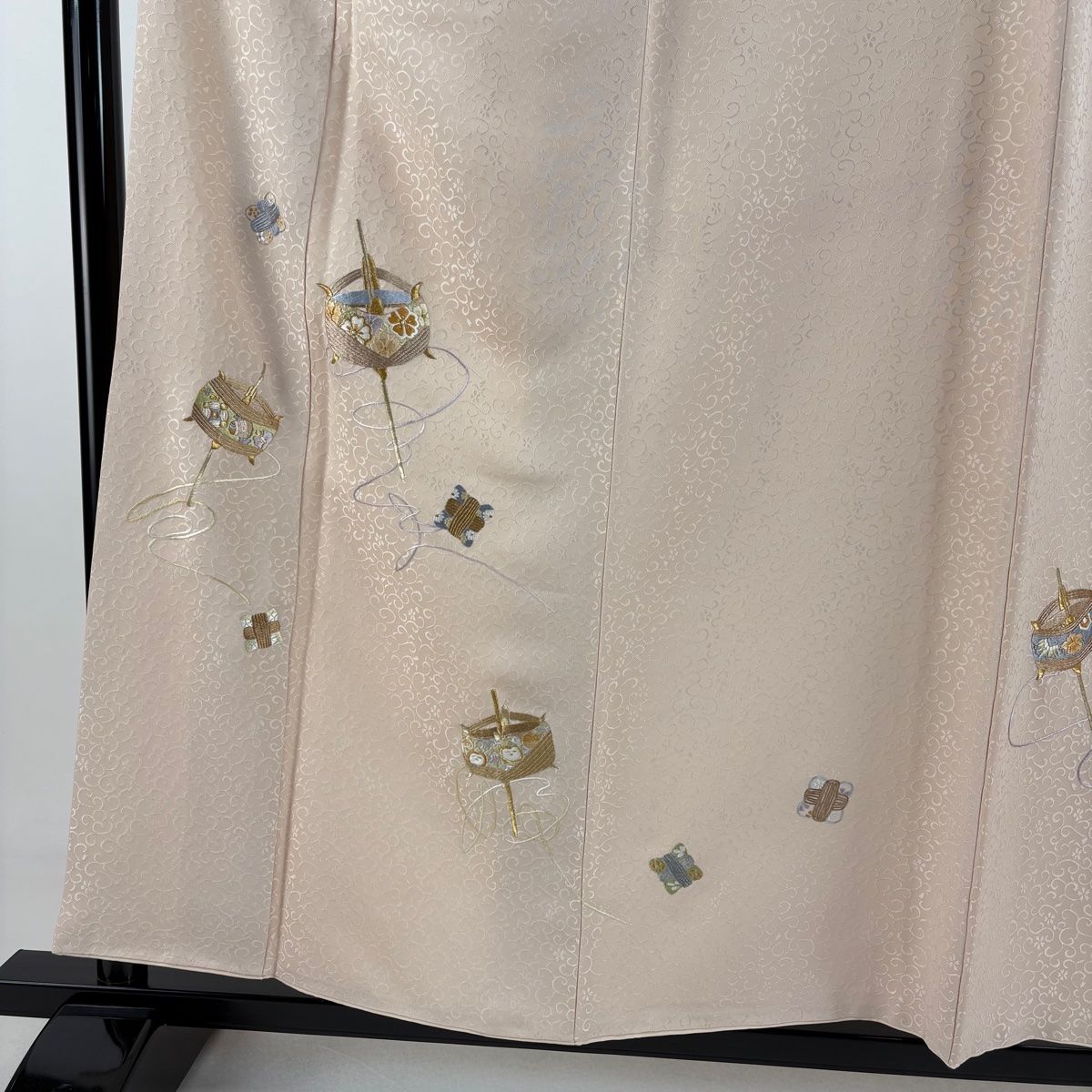 付下げ 身丈157cm 裄丈66.5cm M 袷 山口美術織物 落款 糸巻き 地紋 金銀糸 刺繍 薄ピンク 正絹