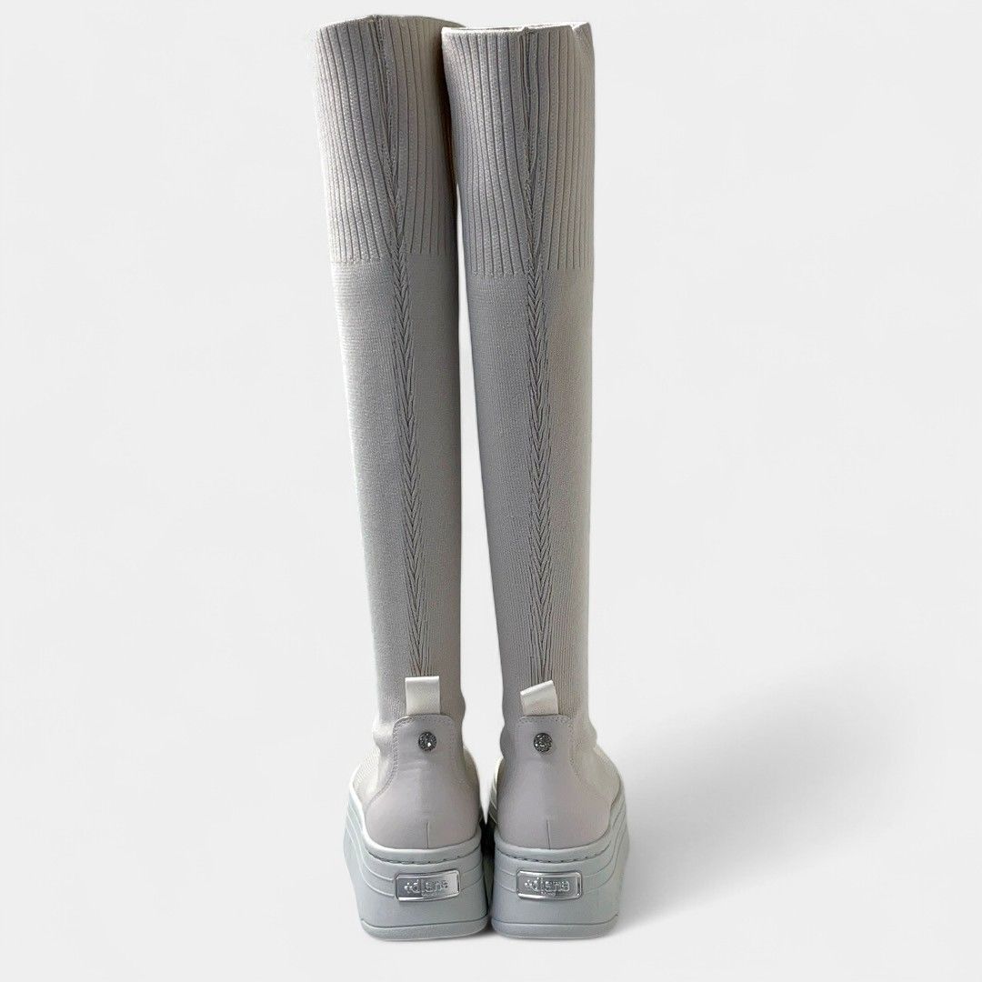 ニーハイブーツ