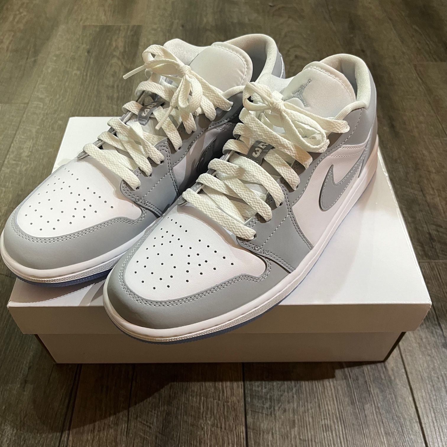 新品 Nike WMNS Air Jordan 1 Low Wolf Grey DC0774-105 ウルフグレー