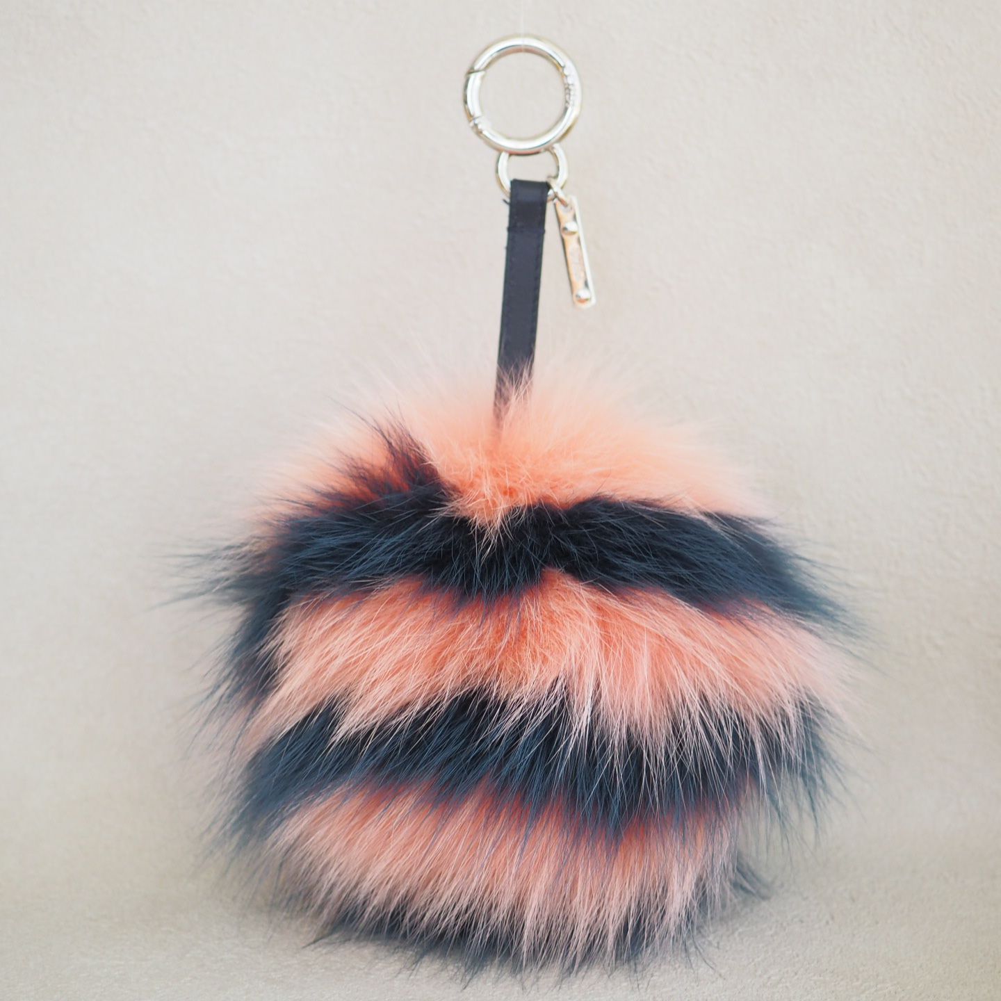 FENDI ファー キーホルダー ボンボン型　ストラップ　チャーム　ピンク　赤 Fendi ボンボン型キーホルダー 赤・ピンク - メルカリ