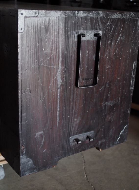 武骨なデザインのアンティークローボード