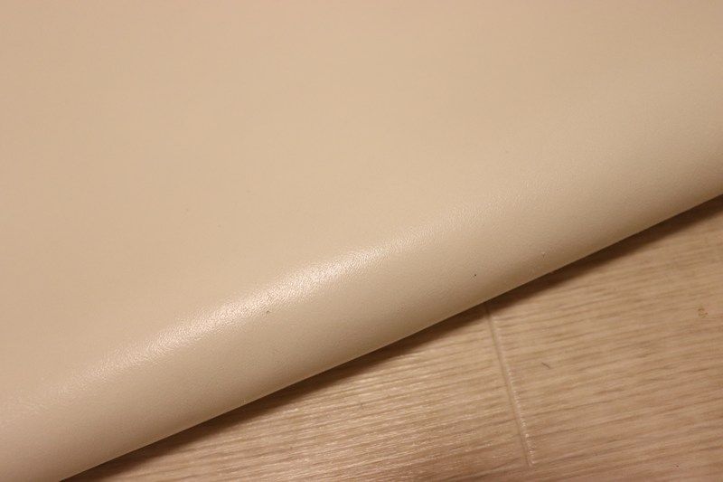 オフホワイト 294ds クロム革 牛革 国産 レザー スムース加工 はぎれ 一枚革 レザークラフト 革 皮 本革 diy 生地 材料
