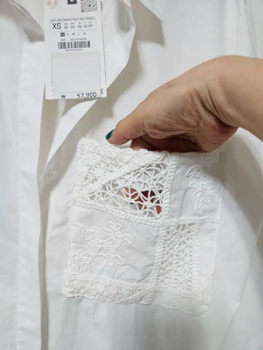 国内発送★ZARA★刺繍入りストラクチャー入り*半袖シャツ スペイン発送 ZARA ZWコレクション刺繍ブラウス 数量限定 最新作