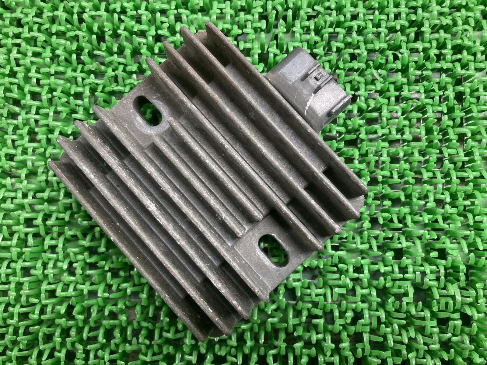 GSX1400 レギュレター スズキ 純正 中古 バイク 部品 GY71A 42F00 レギュレーター レクチファイア 機能的問題なし 車検 Genuine
