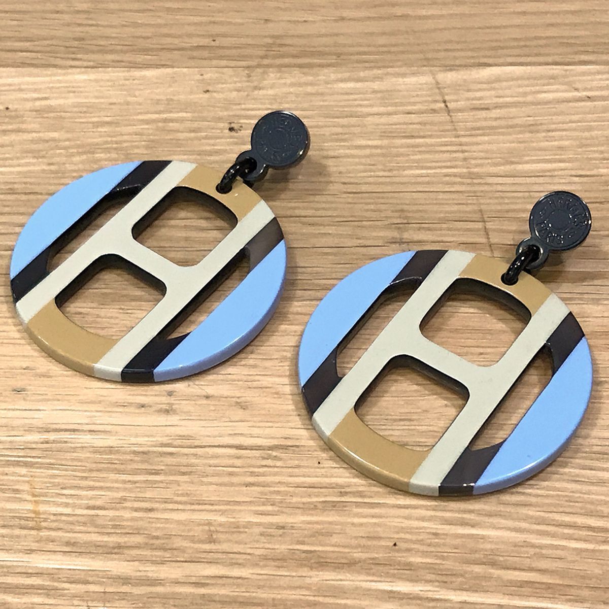 エルメス Hエキップ ピアス バッファローホーン ライトブルー ベージュ 13830