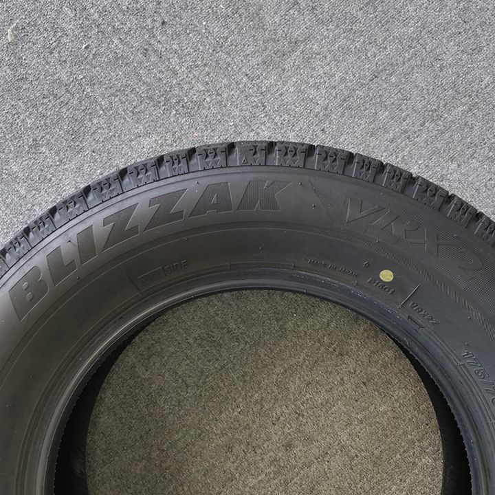  0 T 25094 _スタッドレスタイヤ ブリヂストン BLIZZAK VRX 2 175 70 R 14 4本セット 14インチ スタッドレス