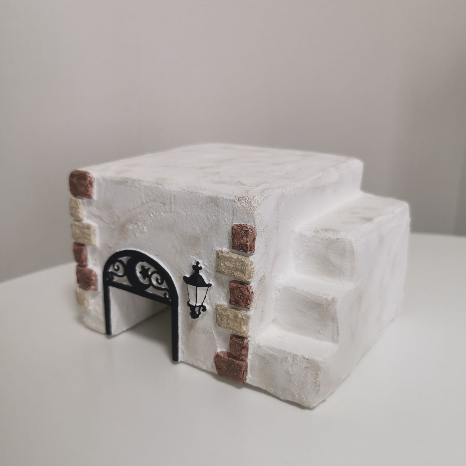 爬虫類シェルター　ハート門・茶（Mサイズ）