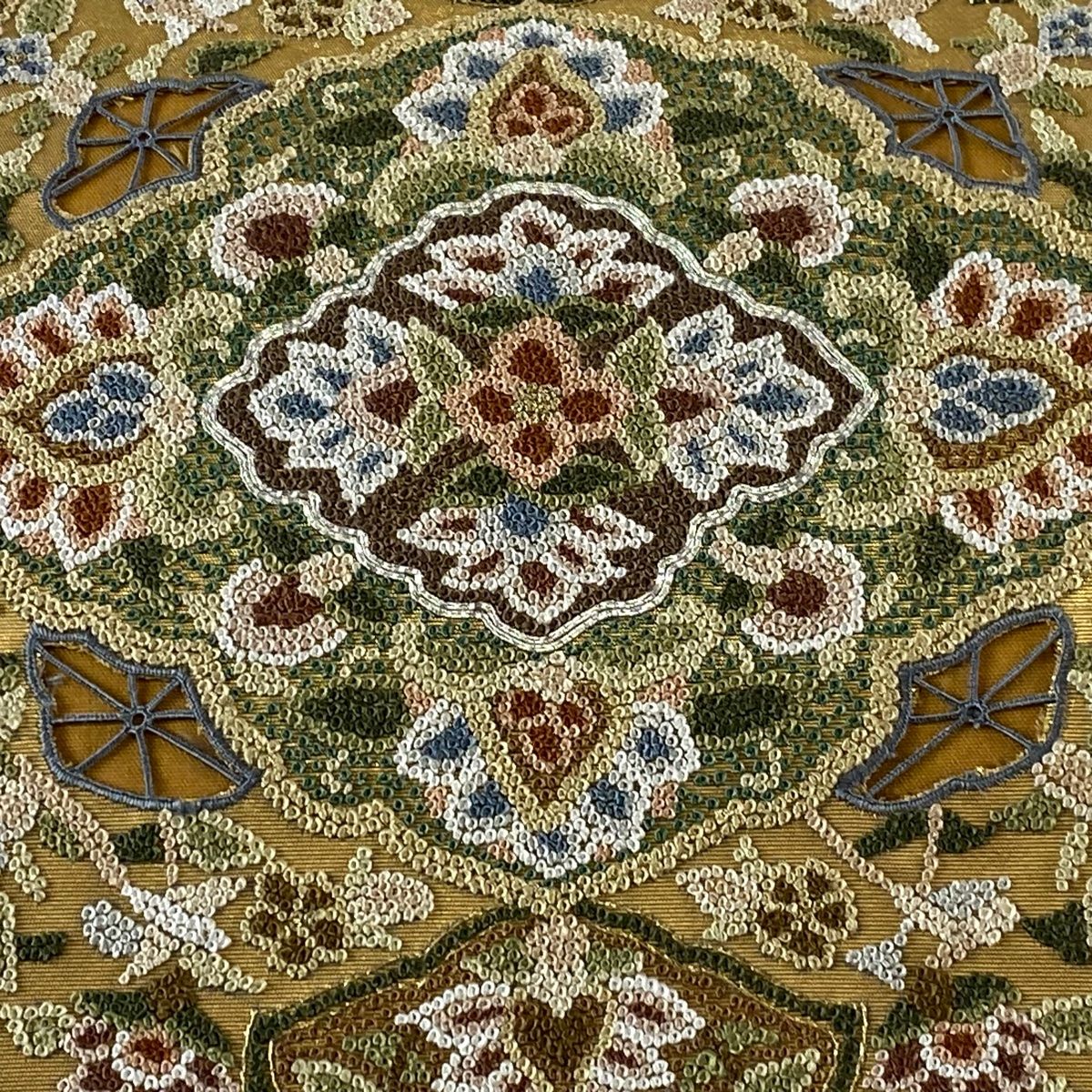 袋帯 美品 逸品 菱華文 草花 相良刺繍 箔 金色 お太鼓柄 正絹