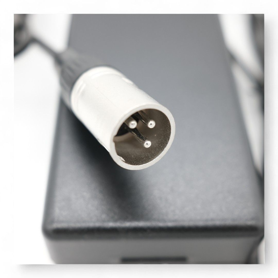 SANS Li-ion リチウムイオンバッテリー充電器 SSLC084V42MA