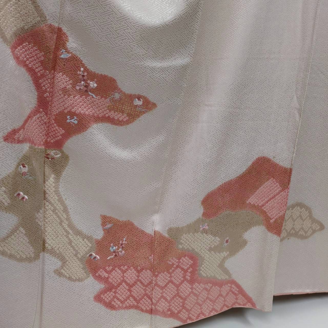 裄65 絞り 刺繍 付け下げ 正絹 雲取り 一つ紋 袷 着物 MK-290 - メルカリ
