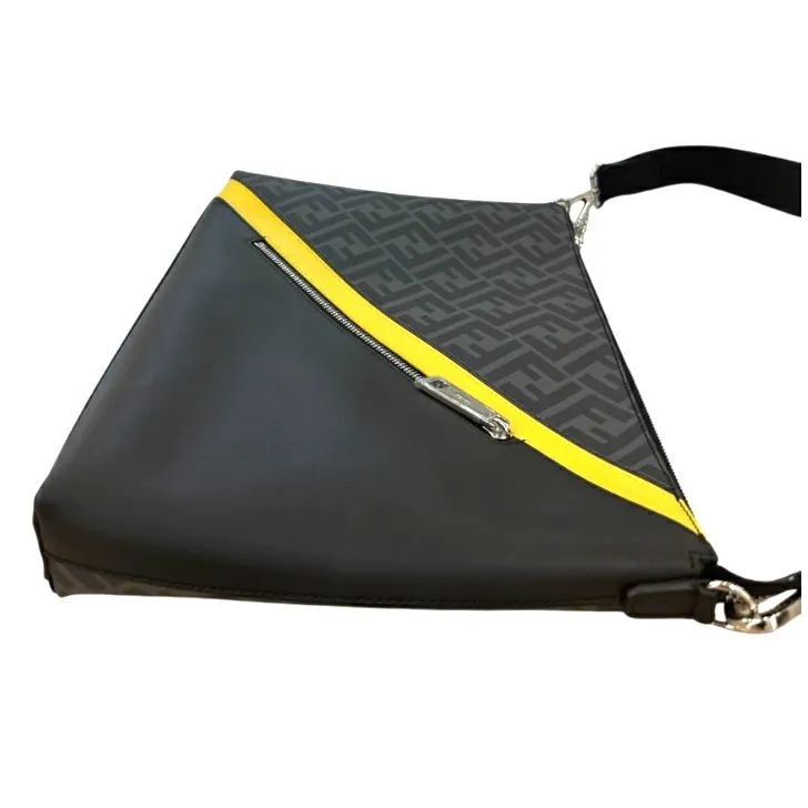 未使用品】FENDI フェンディ ダイアゴナル メッセンジャーバッグ