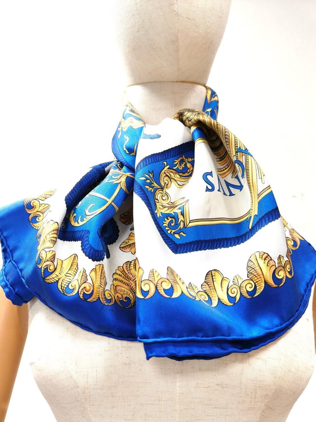 HERMES スカーフ カレ90 LVDOVICVS MAGNVS 白い馬に跨ったルイ14世 シルク ブルー 管理番号 10240