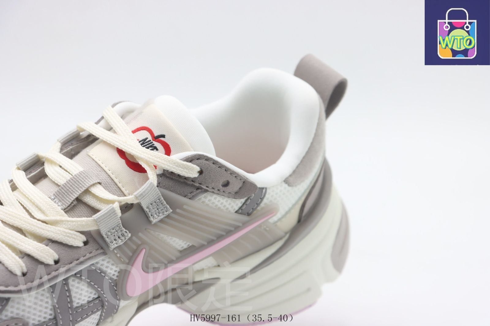 ナイキのランニングシューズ 白とピンク