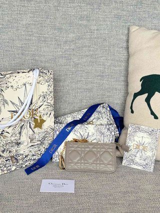 小羊皮製のジップ付き小銭入れとキーホルダー