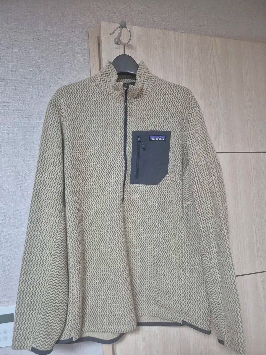 L patagonia パタゴニア R1 エア ジップロック