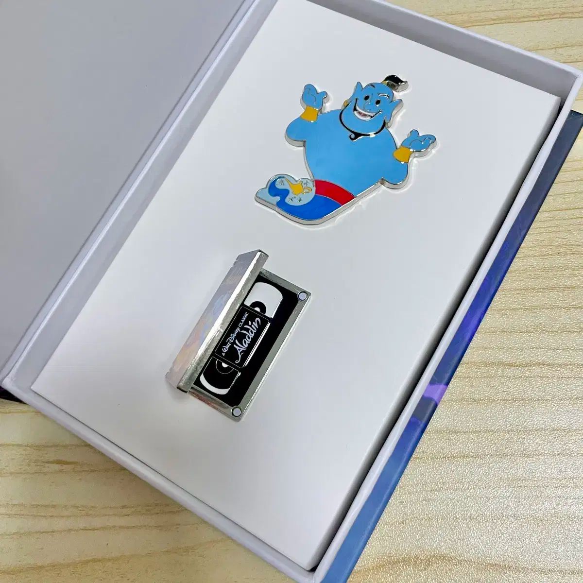 Disney ディズニー アラジン vhs ビデオ ヒンジ バッジ WWW_STEELWINDOWSANDDOORS_COM