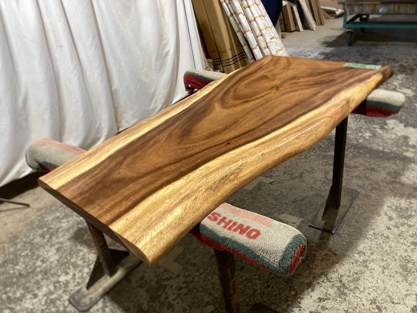 モンキーポッド9264 一枚板無垢 乾燥材 1430ｘ660-510ｘ43mm 天板のみ カウンター センターテーブル ダイニングテーブル