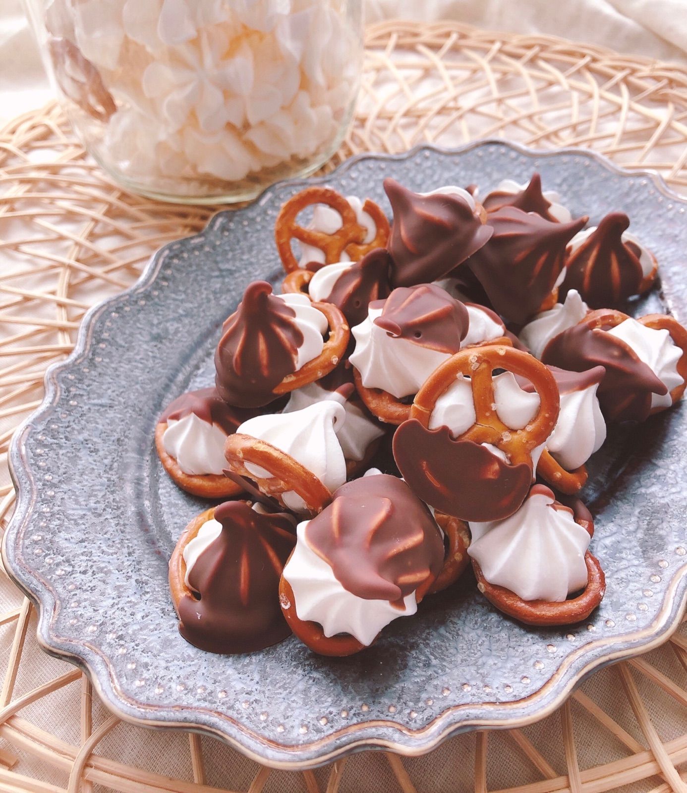 メレンゲチョコがけプレッツェルクッキー 50個 - メルカリ