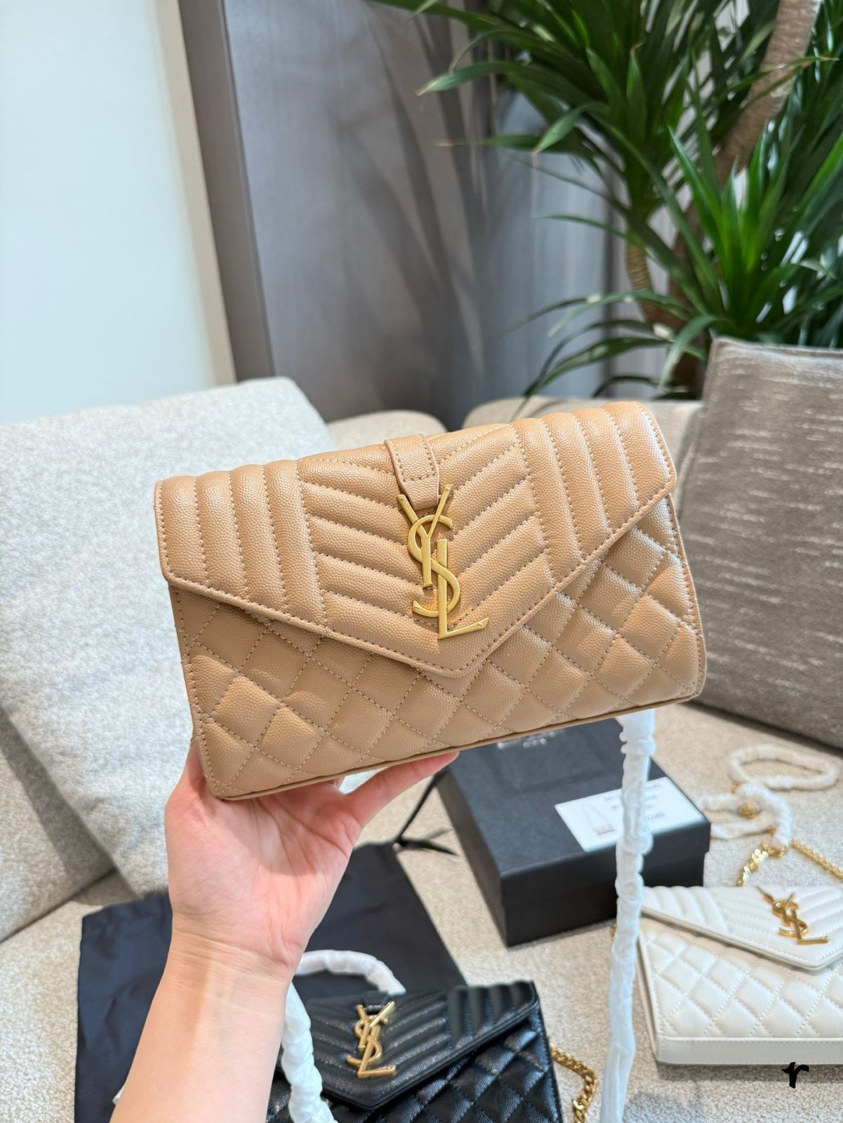 SAINT LAURENT ENVELOPPE SMALL エンベロープ Saint Laurent Small Envelope Crossbody Bag | Black | FARFETCH