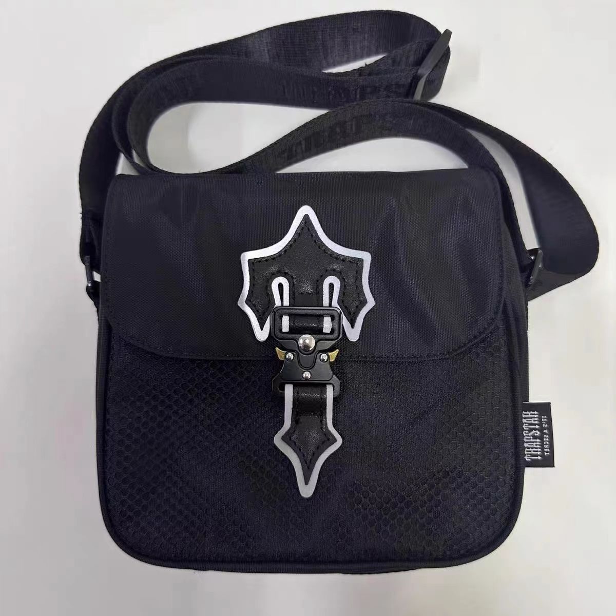 TRAPSTAR トラップスター 黒の反射性のある ショルダーバッグ - メルカリ 