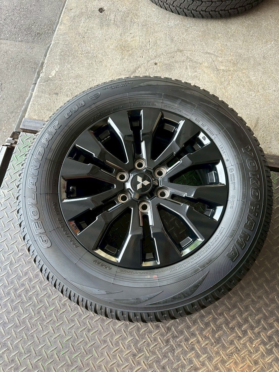 三菱 トライトン 純正ホイールとタイヤ4本セット 18×7.5J 139.7 6H ヨコハマ ジオランダー 265 60R18 YHTRI-04 TRITUETUBI_COM