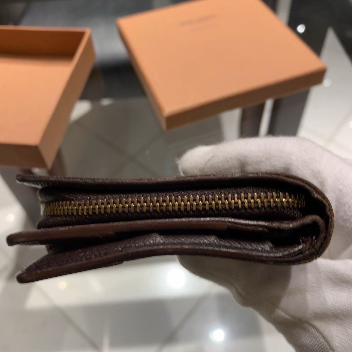 コンパクト二つ折り財布